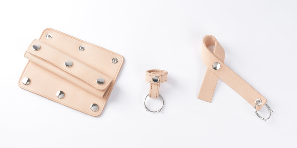 ヌメ革を使ったアイテムが並んでいる画像