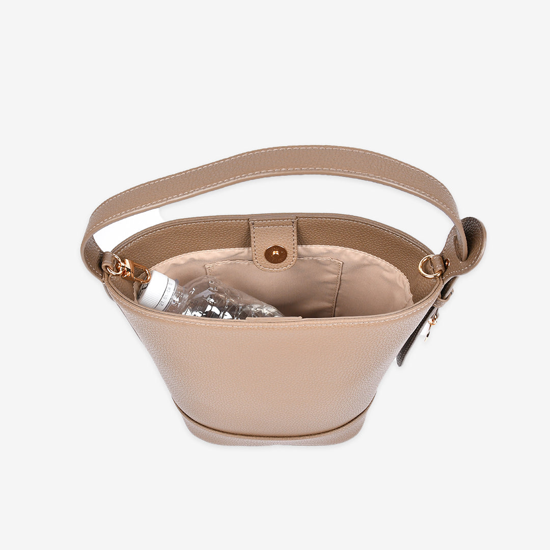 トープ巾着バッグに500mlぺペットボトルを入れた様子