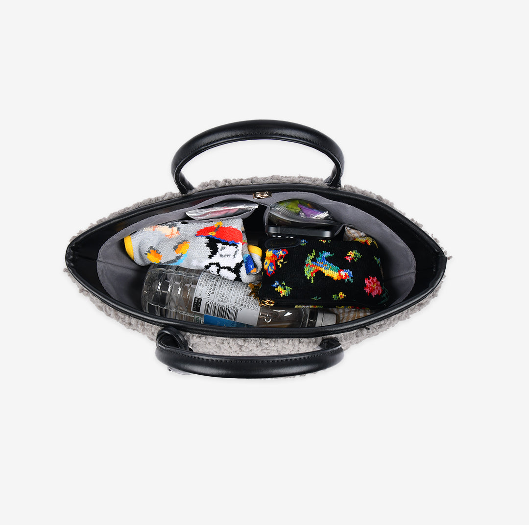 グレーのボア素材ボストンバッグ ペットボトルやポーチが入った収納イメージ