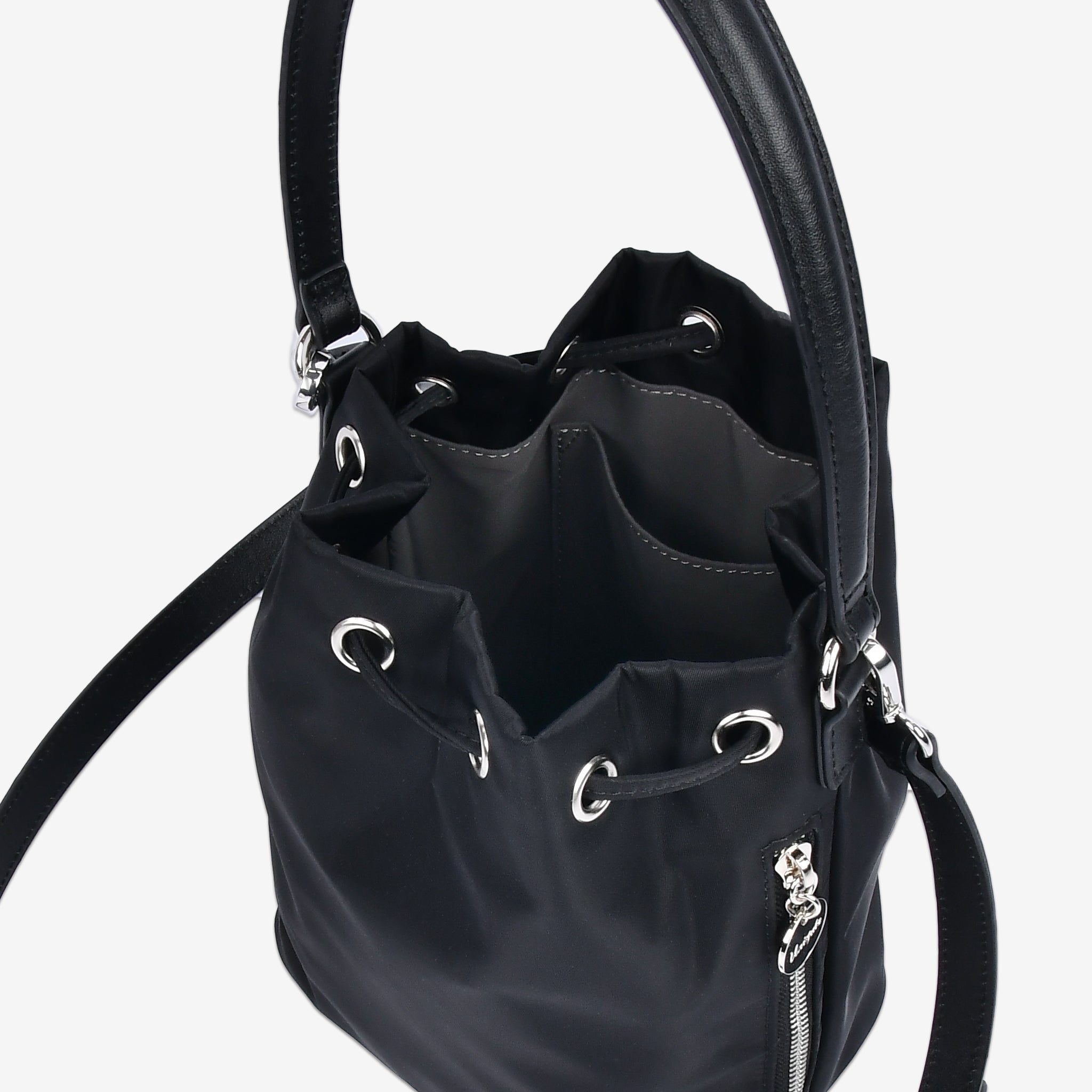 黒ナイロン巾着バッグの内装 ポケット付き開口部