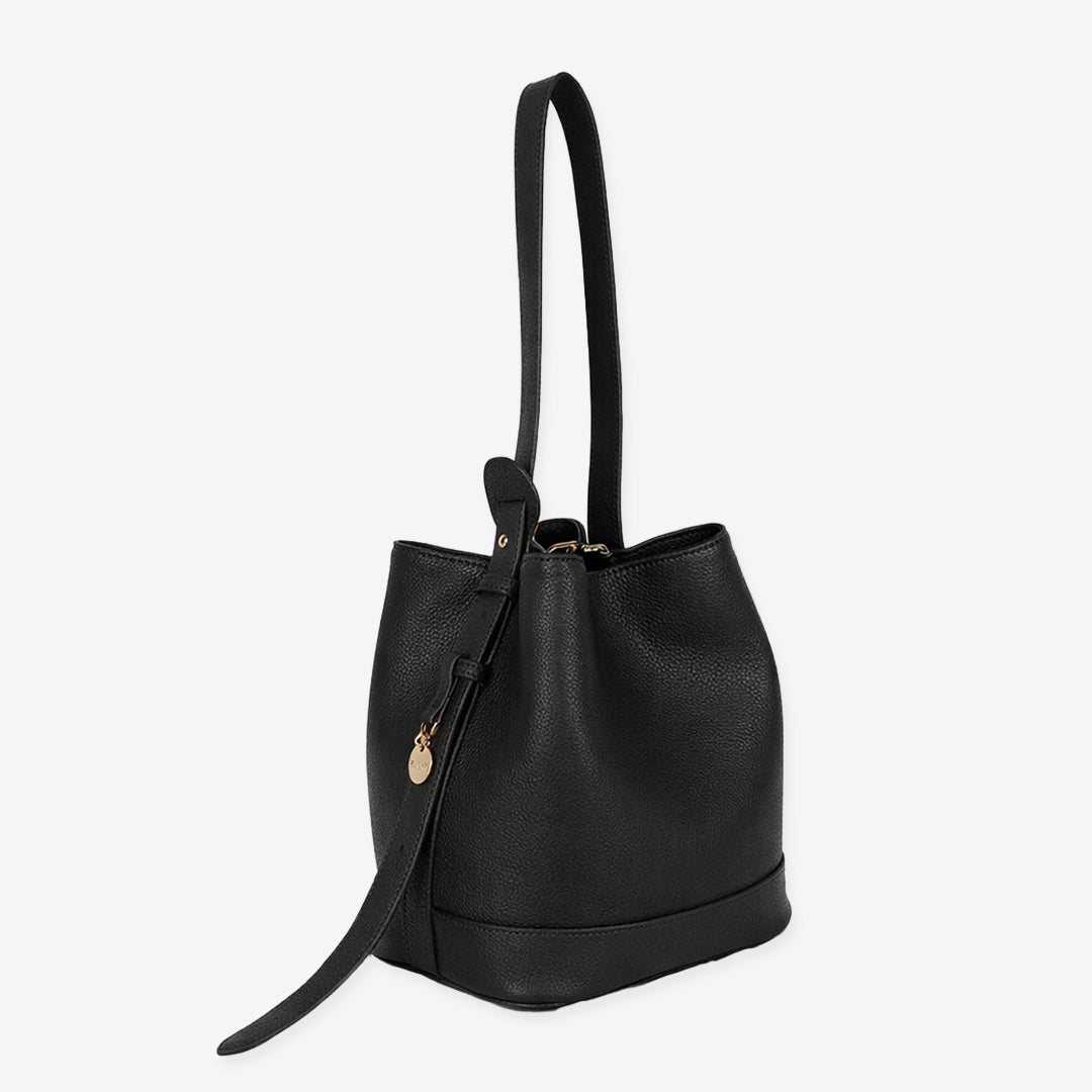 ブラックレザーバケットバッグ