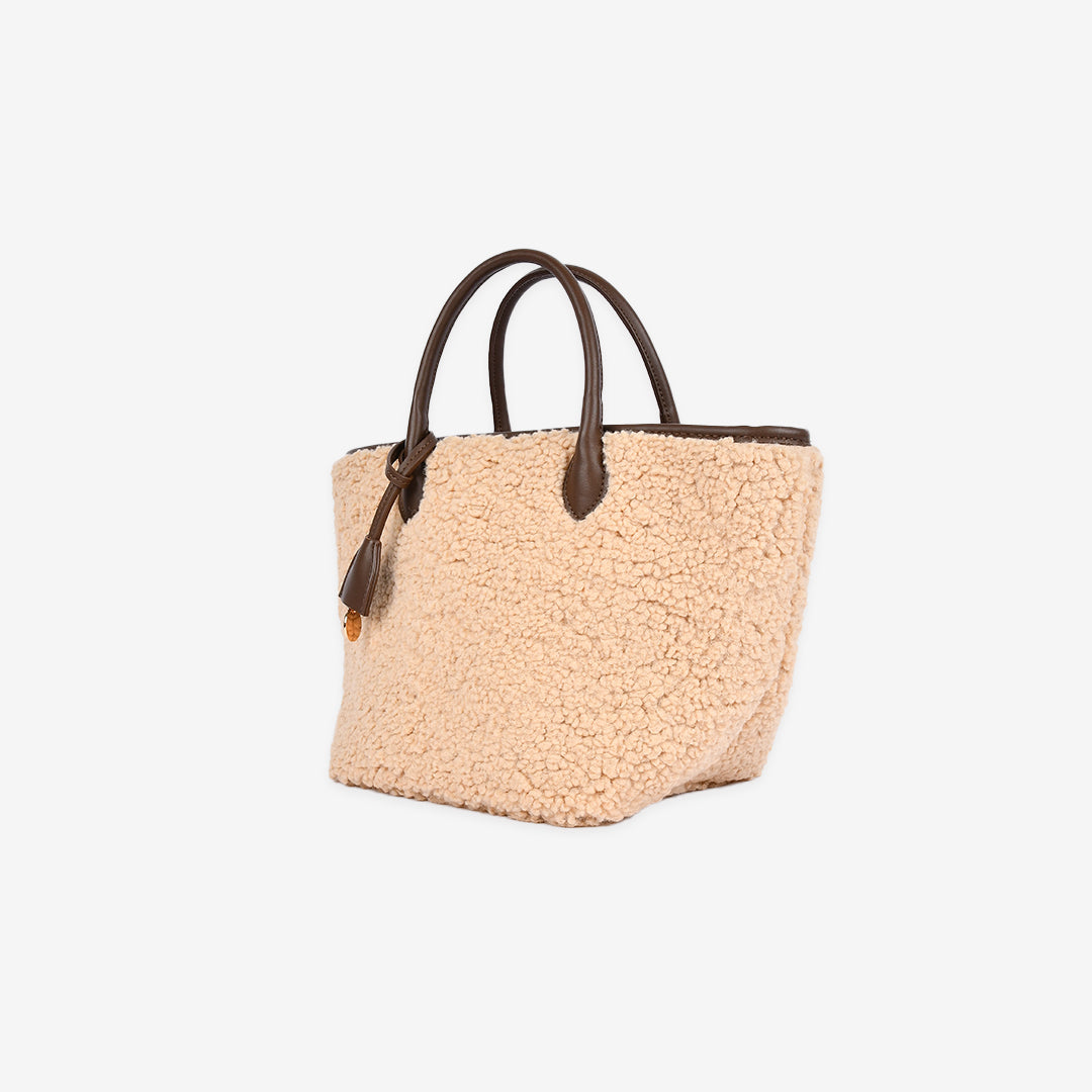 ベージュのボア素材ボストンバッグ ブラウンレザーのハンドル 斜め横からの角度