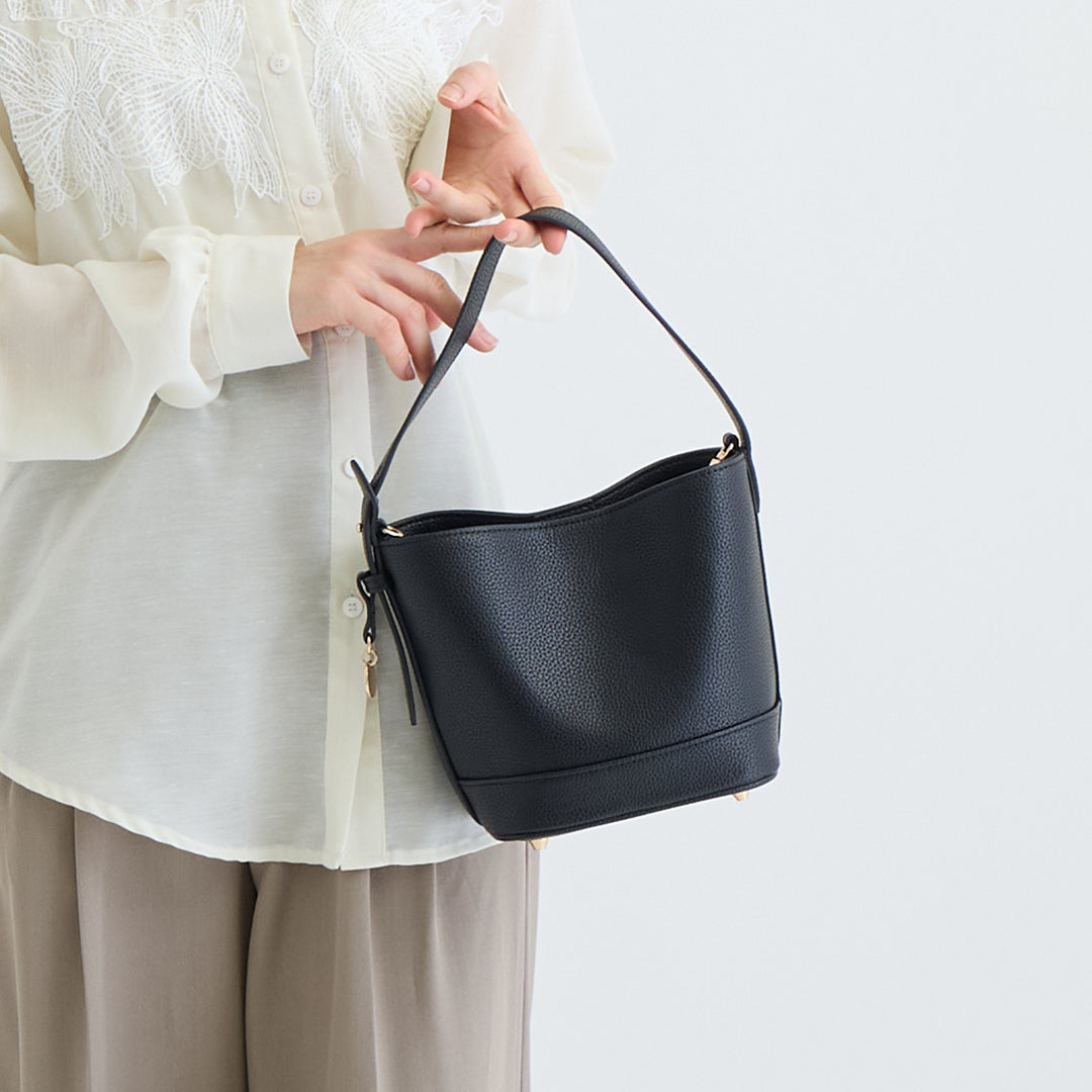 ブラックレザーバケットバッグ ハンドバッグ