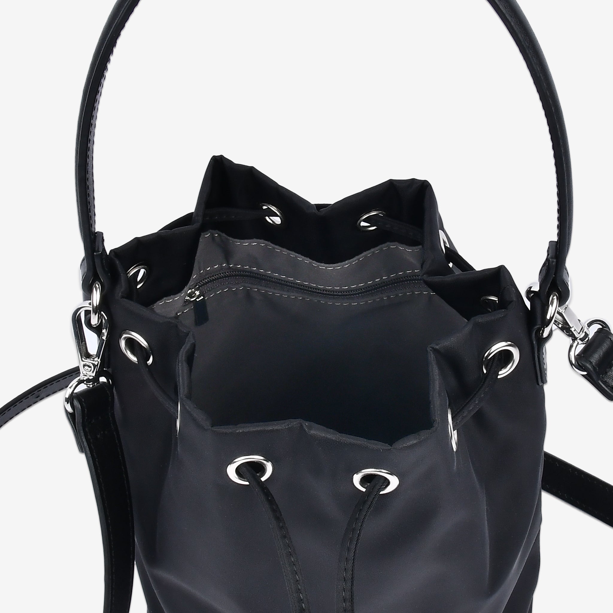 黒ナイロン巾着バッグ 内側ファスナーポケット付き