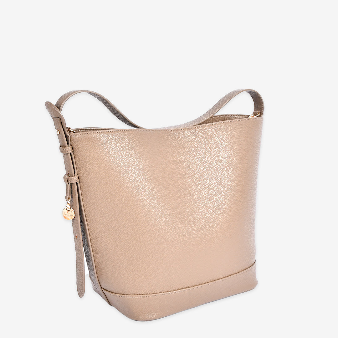 トープの本革巾着ボストンバッグ 正面斜めからの角度