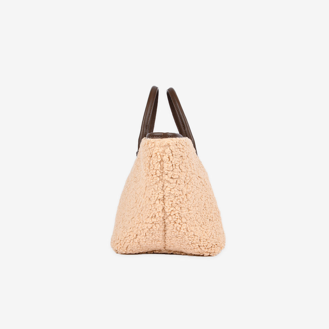 ベージュのボア素材ボストンバッグ 側面から見たシルエット