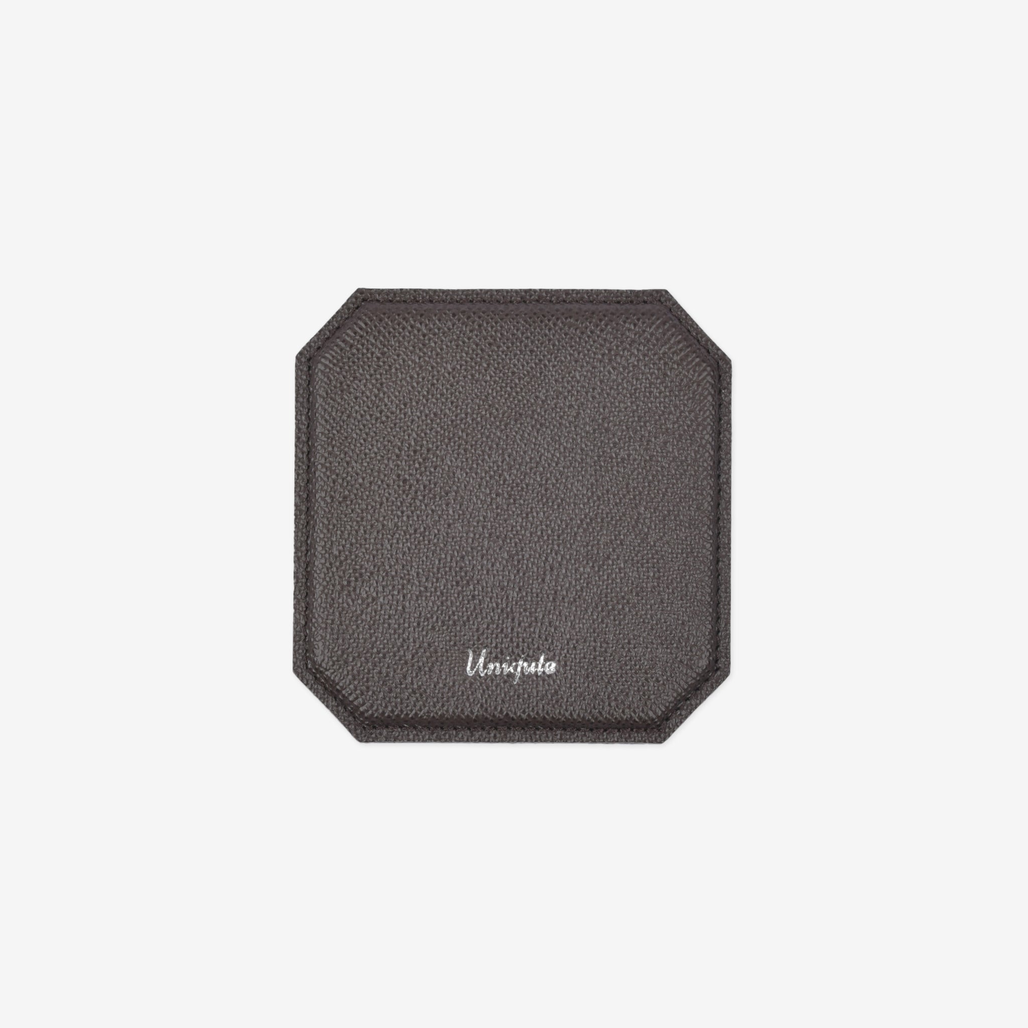 正面から見たダークブラウン(茶色)のレザーコースター uniquteロゴ入り