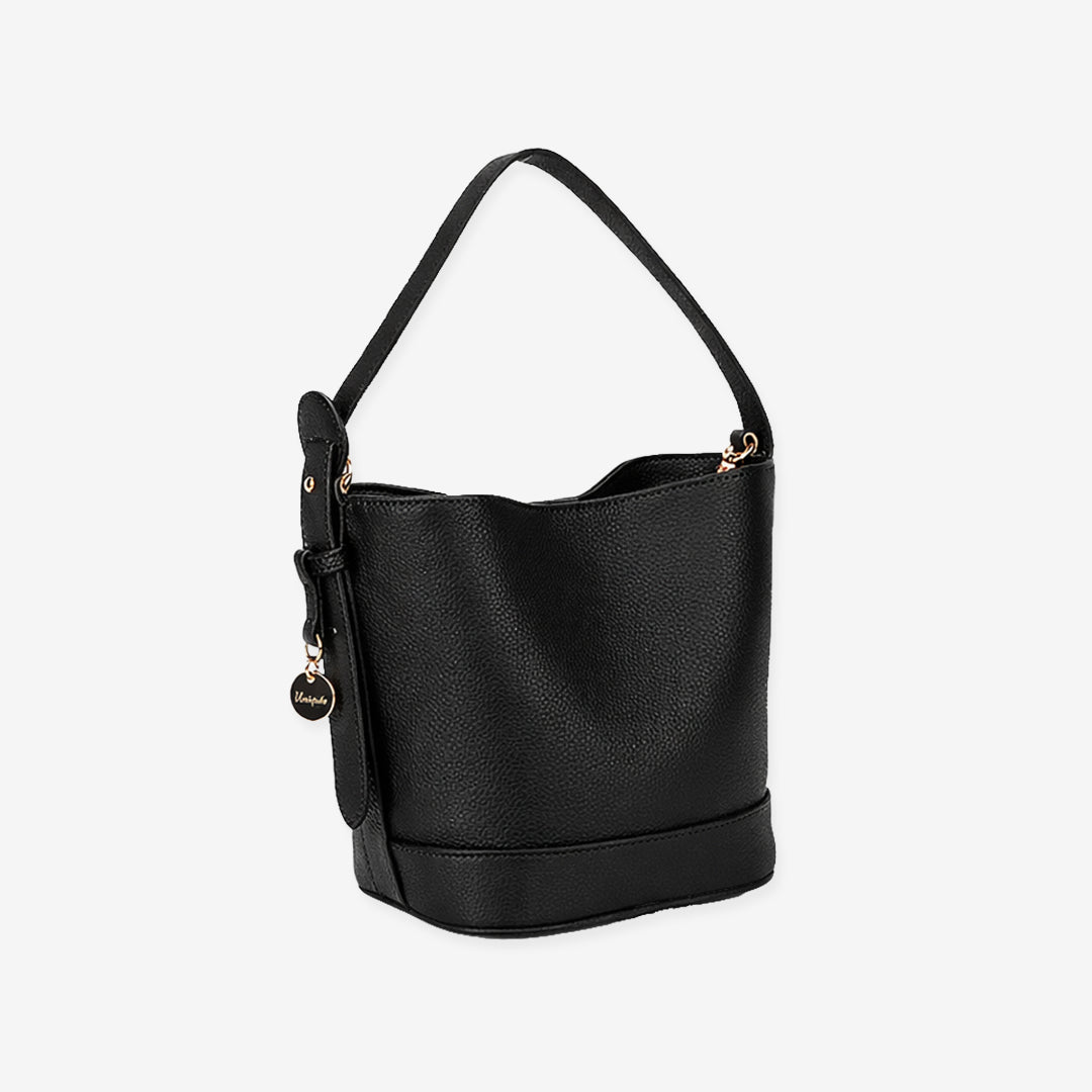 ブラックレザーバケットバッグ