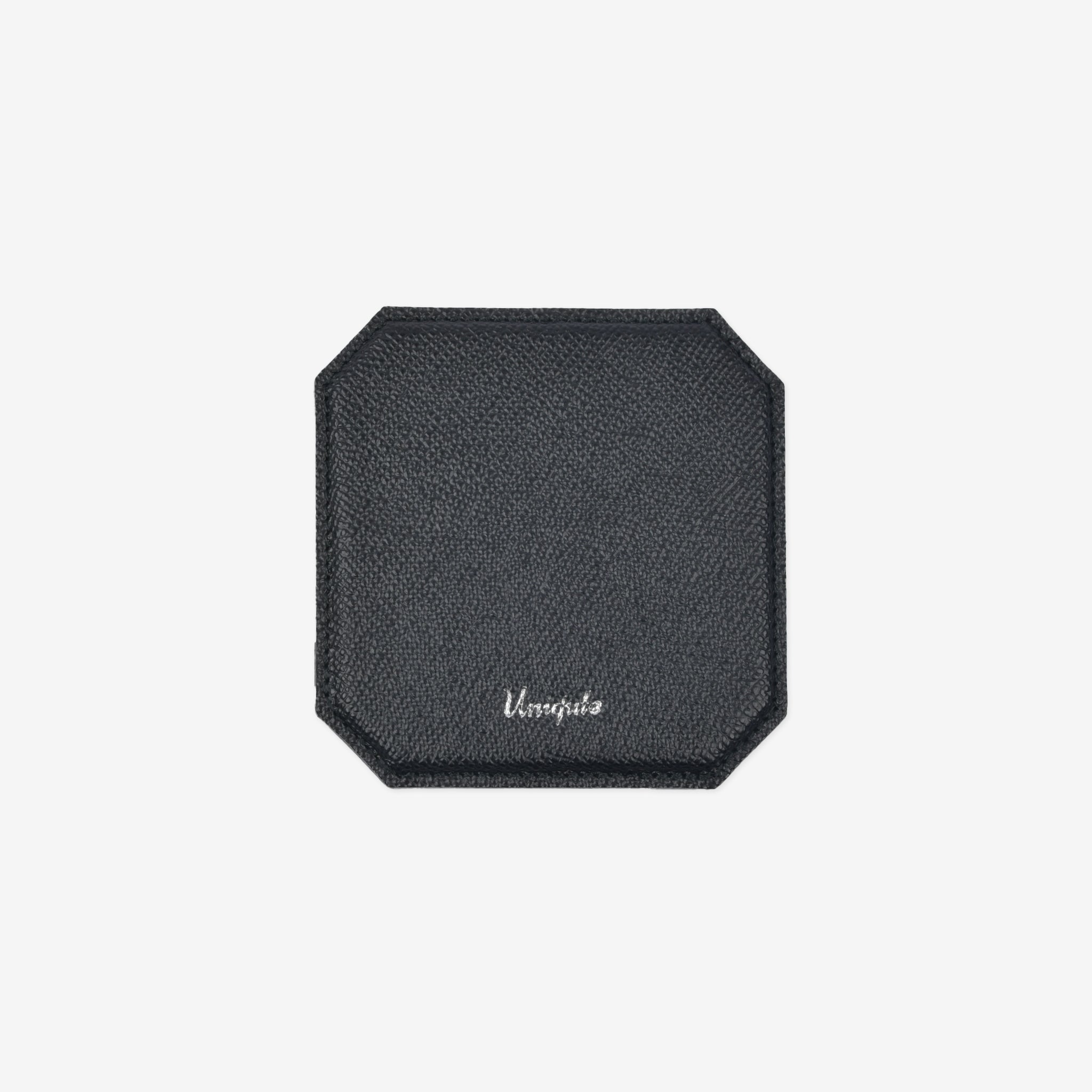 正面から見た黒のレザーコースター uniquteロゴ入り