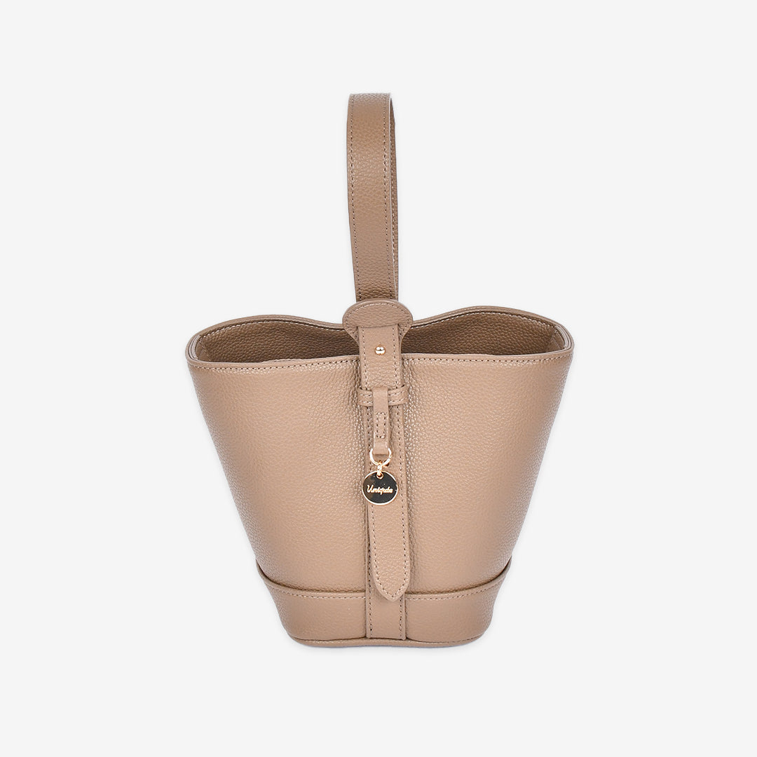 トープの本革巾着ボストンバッグ正面 形を変えて使える可変デザイン