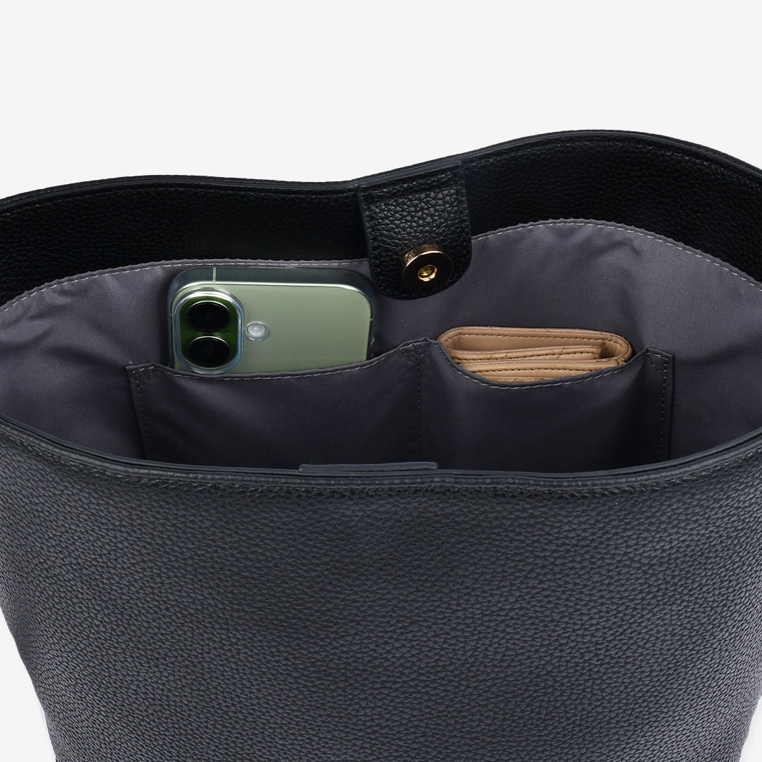 ブラックレザーバケットバッグ 内装ポケット