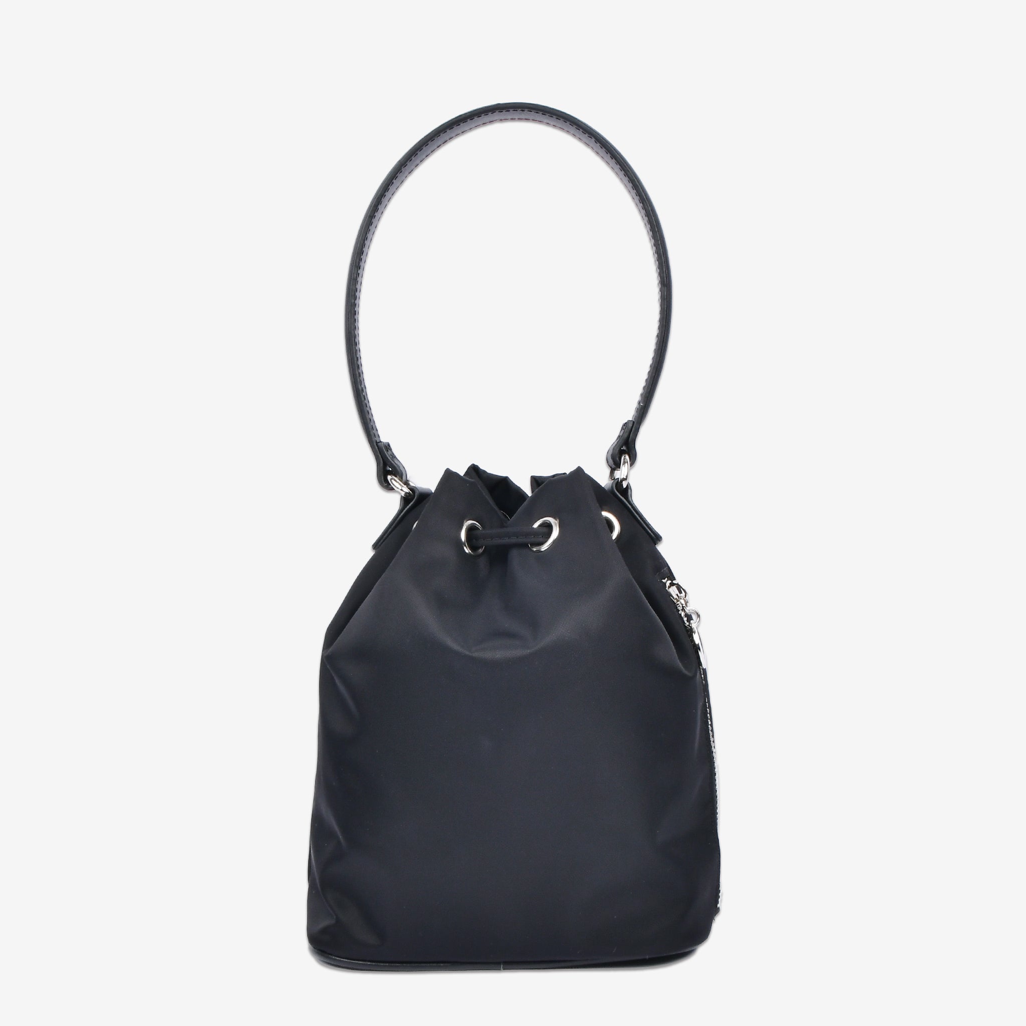 黒ナイロン巾着バッグ 背面ビュー 持ち手付き