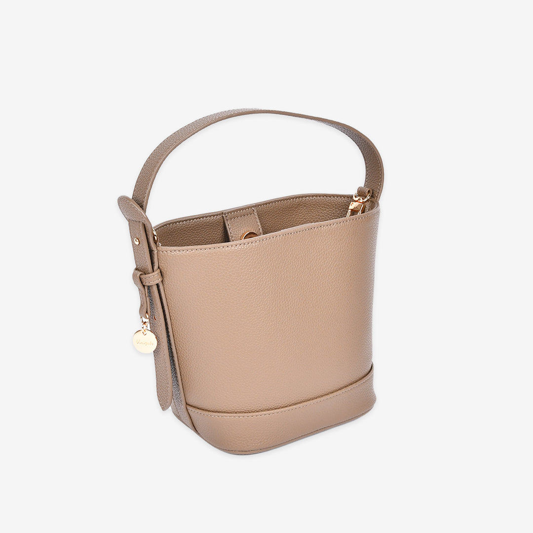 トープの本革巾着ボストンバッグ バケツバッグ形状に変化したスタイル