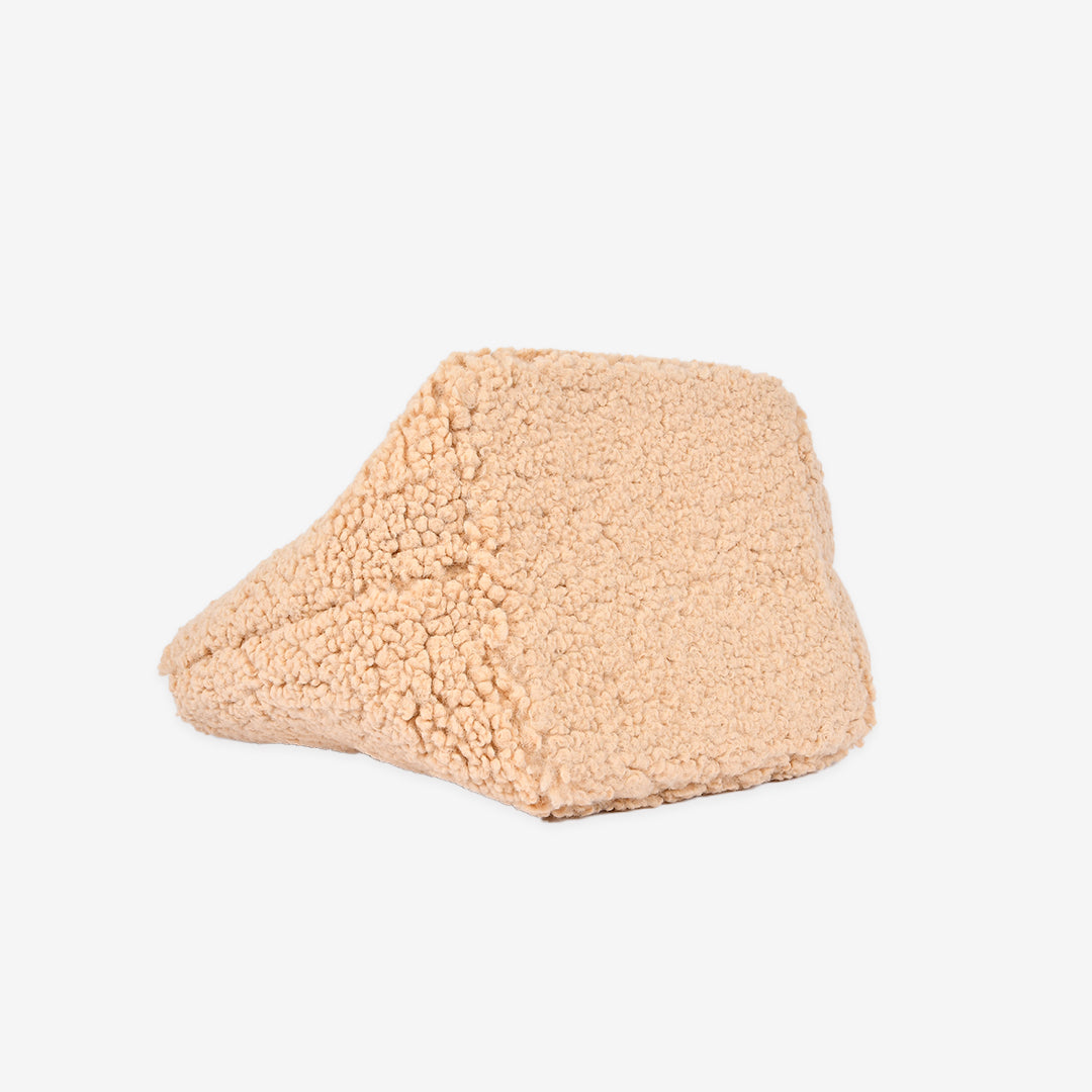 ベージュのボア素材ボストンバッグ 底面のデザインと縫製ディテール