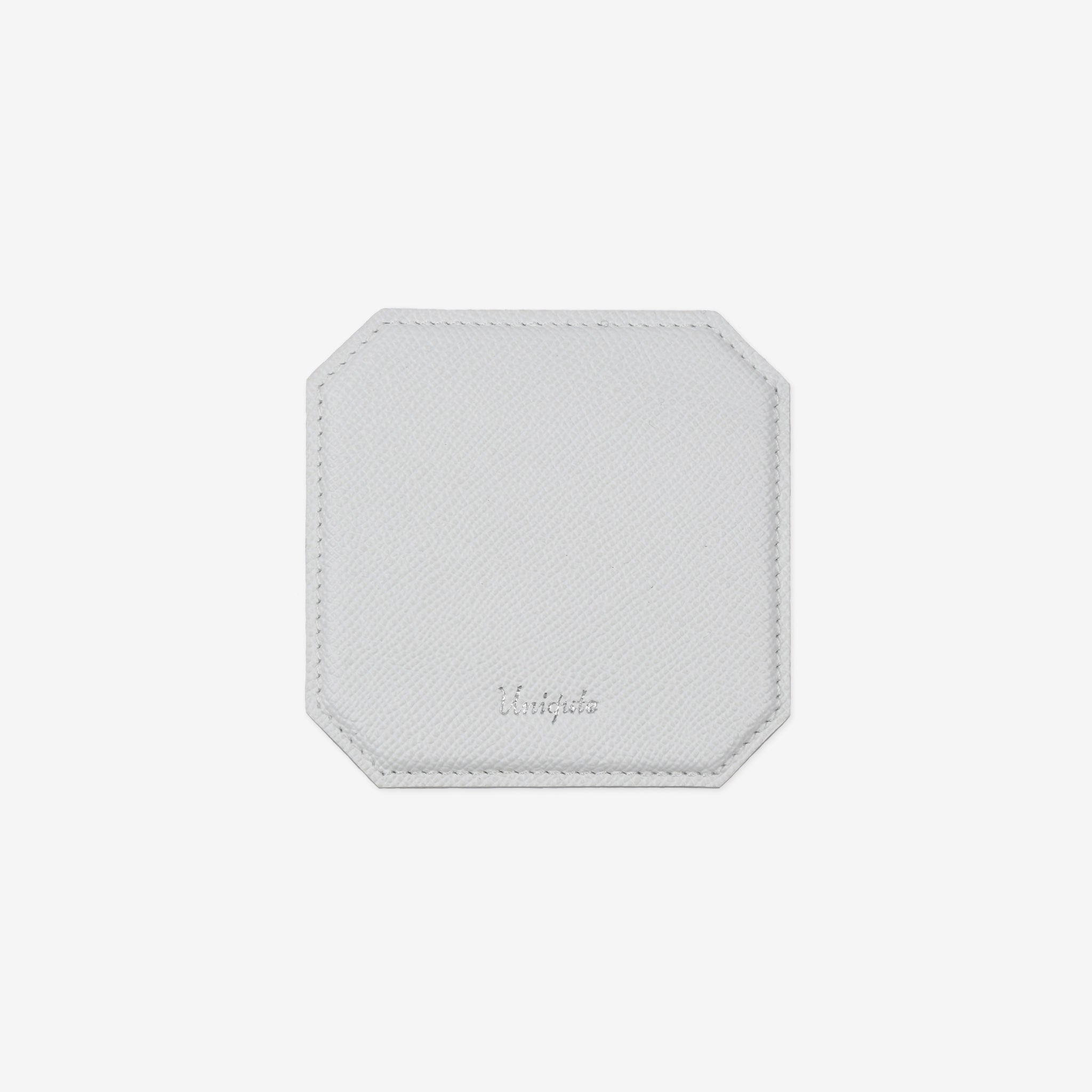 正面から見たホワイト(白)のレザーコースター uniquteロゴ入り