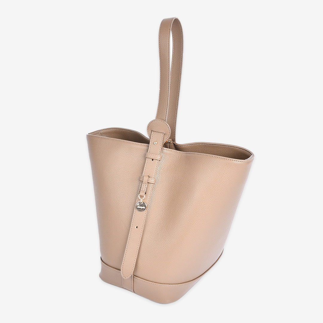 トープの本革巾着ボストンバッグ ワンハンドルバッグの斜めからの様子