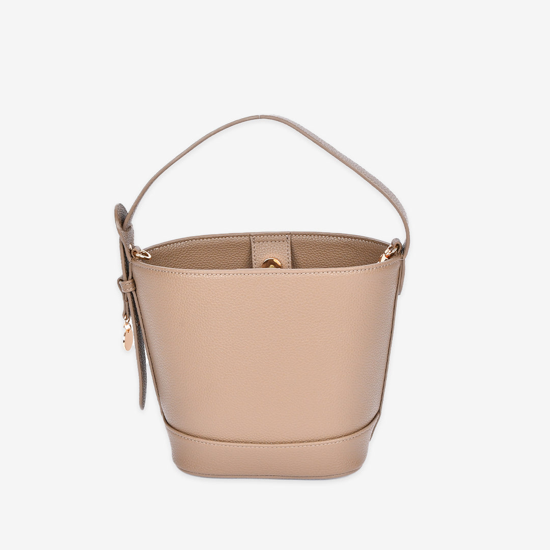 トープの本革巾着ボストンバッグ正面 バケツバッグ形状に変化したスタイル