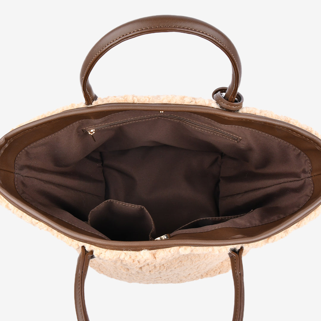 ベージュのボア素材ボストンバッグ ブラウンの内布とポケット付き内装