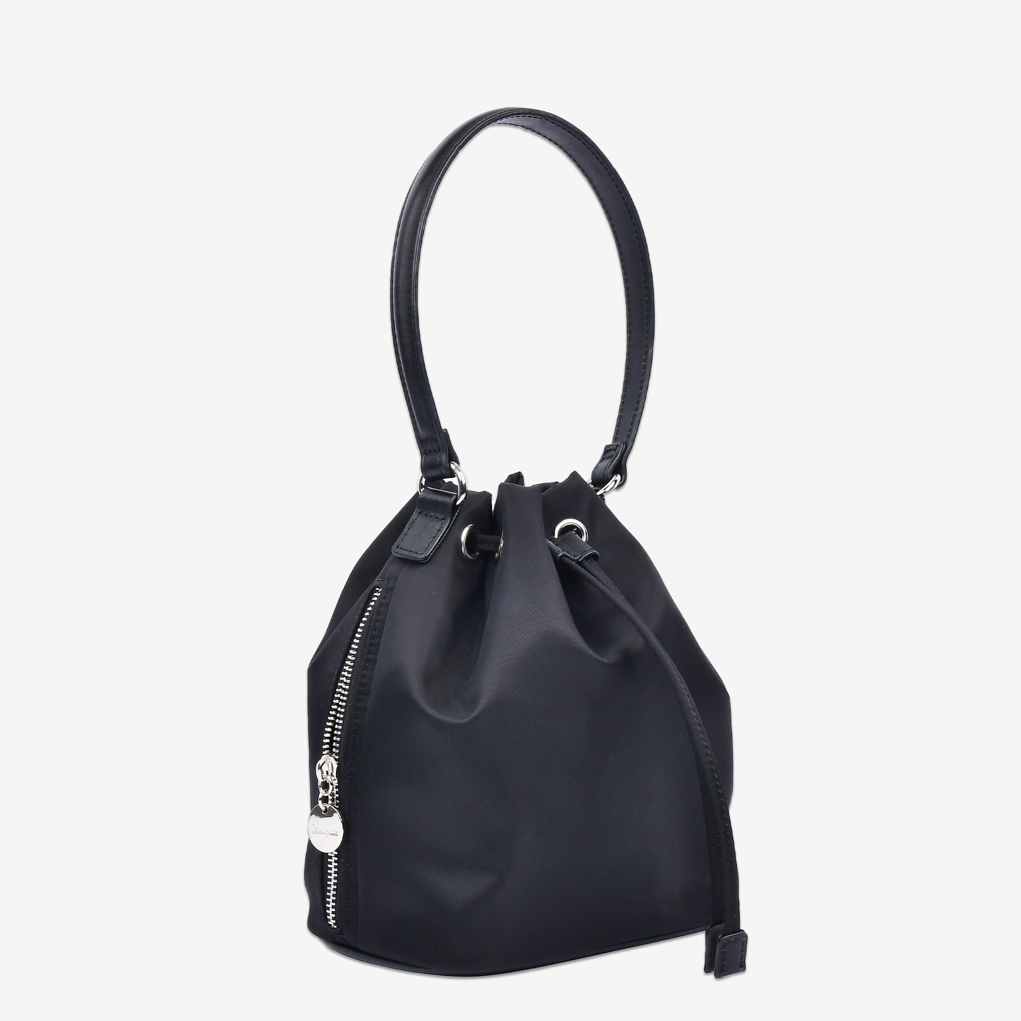 黒ナイロン巾着バッグMサイズ 側面ジップとチャーム付き