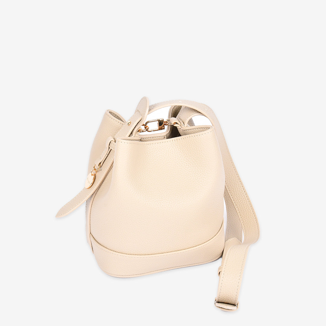 ショルダーベルトを取り付けたアイボリー巾着バッグ