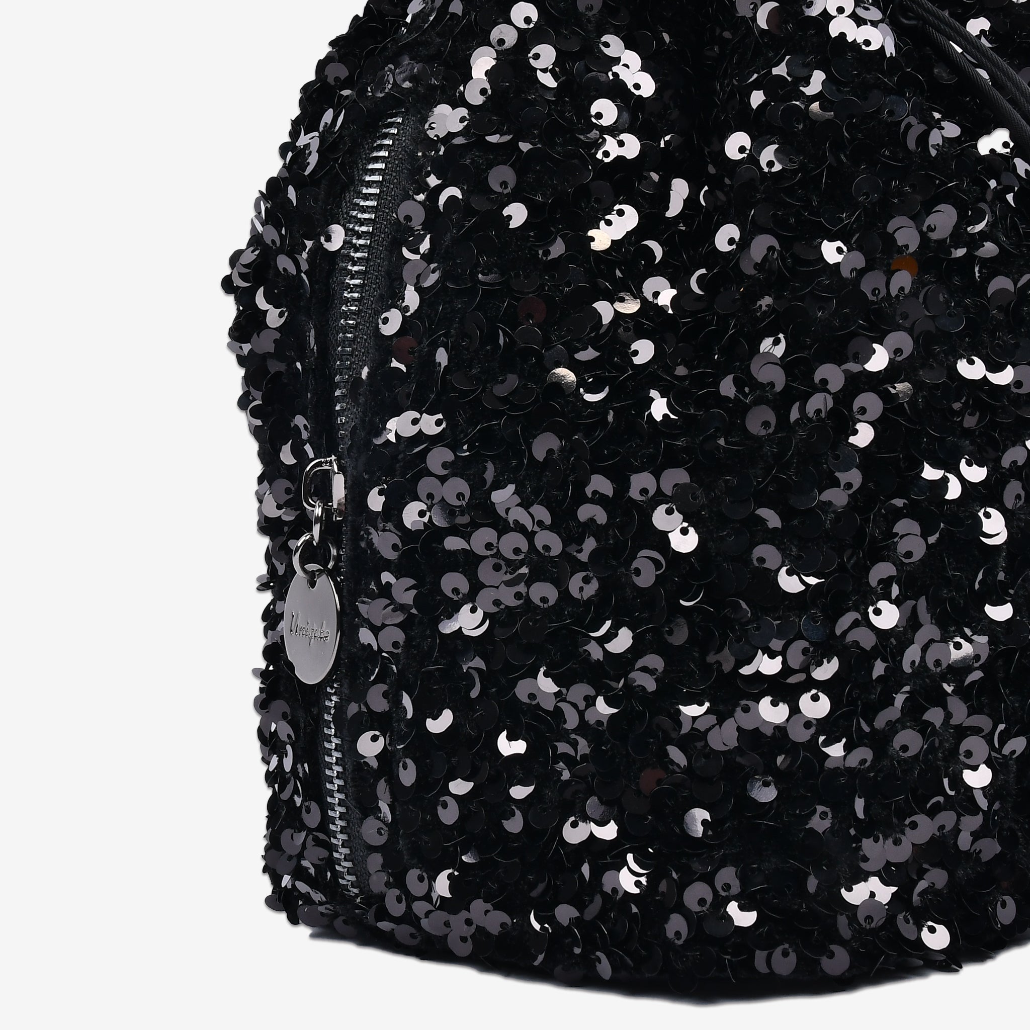 黒スパンコール素材と側面ジップのディテール