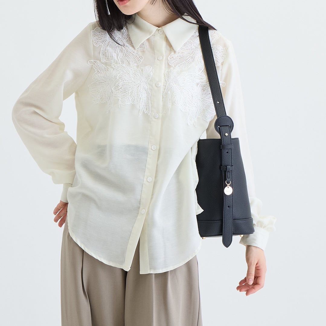 ブラックレザーバケットバッグ肩掛け着用正面