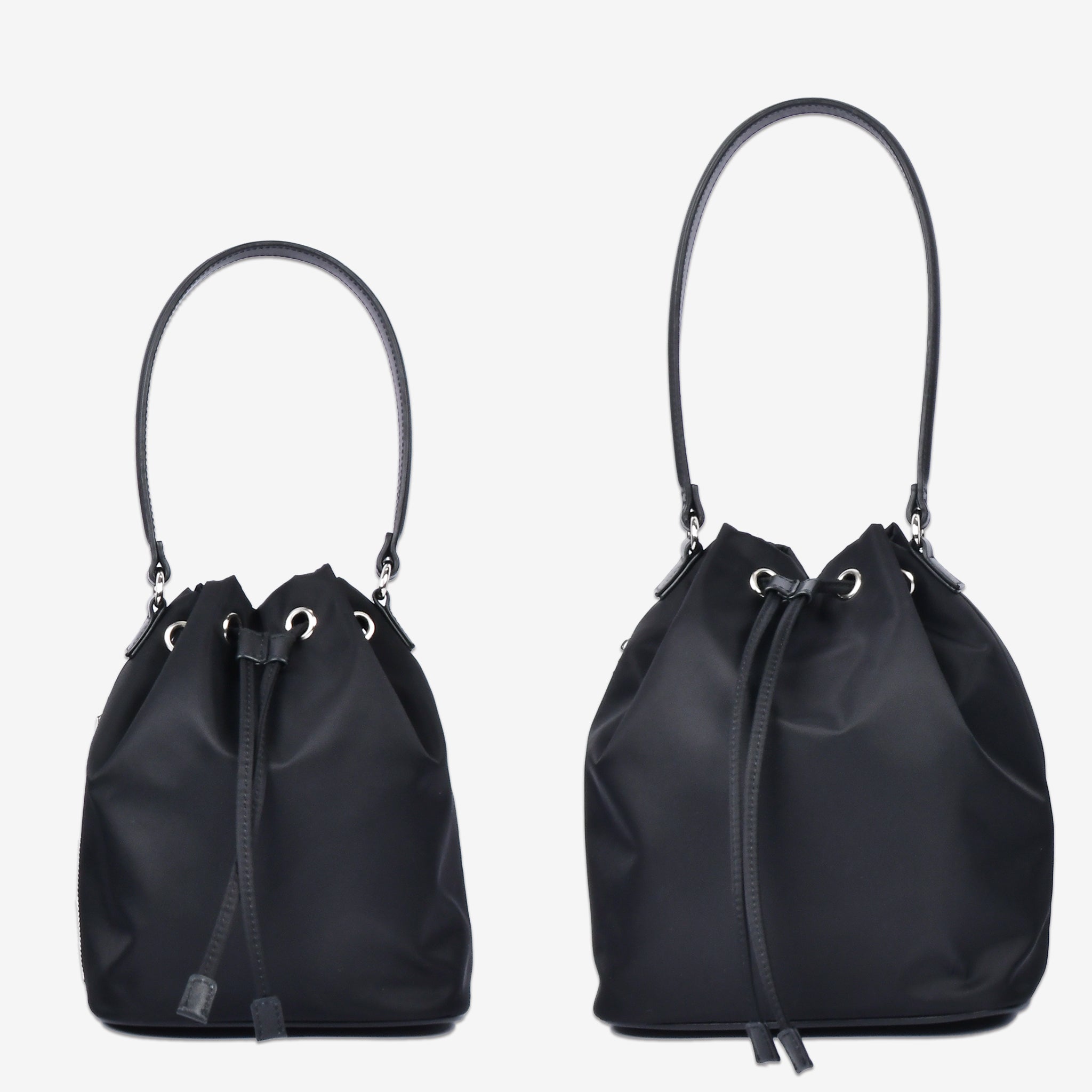 黒ナイロン巾着バッグ SサイズとMサイズの比較画像