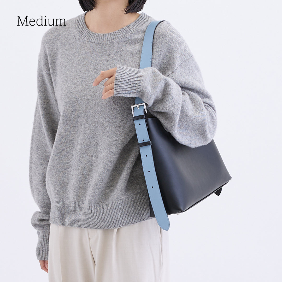 2wayバイカラーショルダーバッグ ブラック ミディアム着用