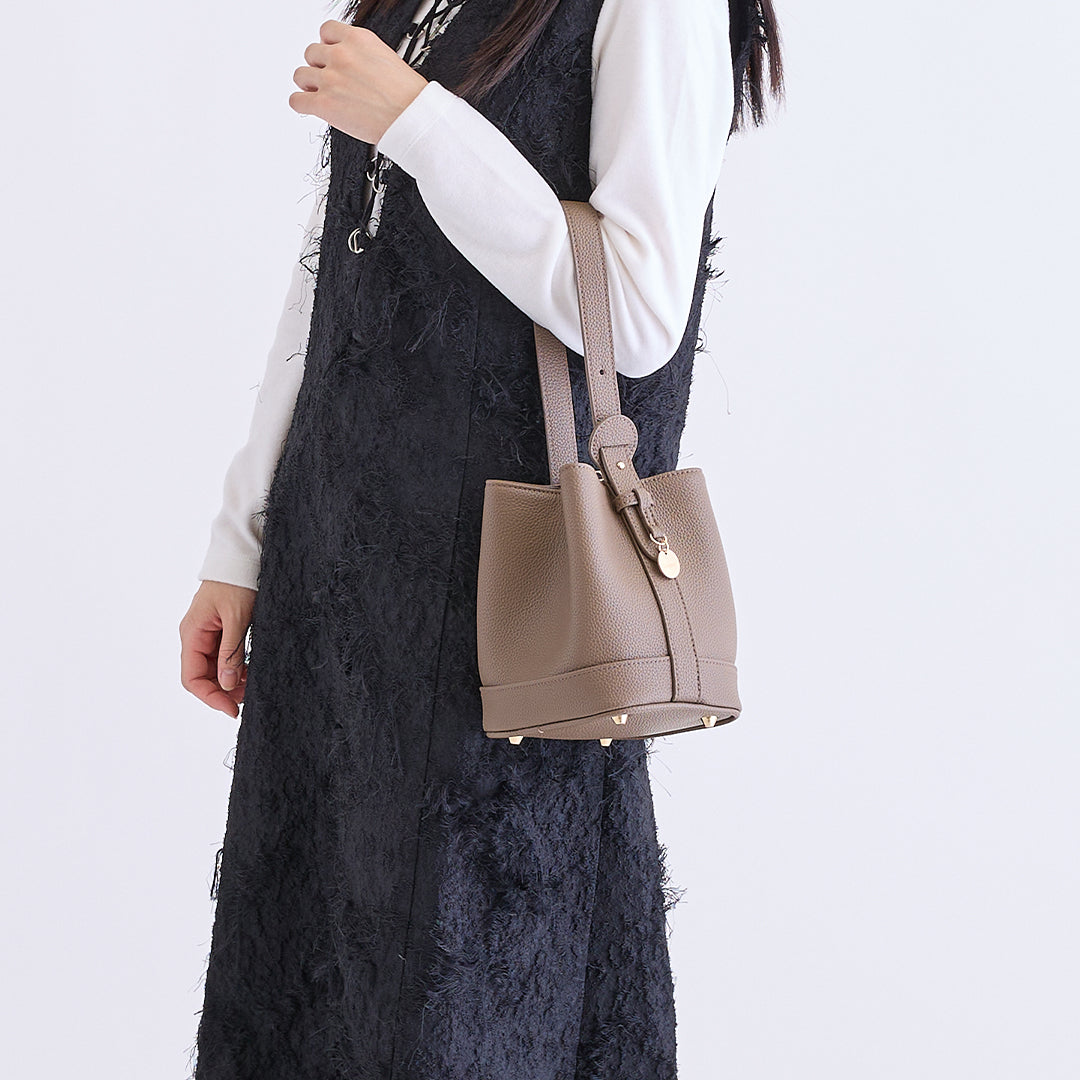 レザーバケットバッグ Sサイズ トープ ハンドバッグ着用