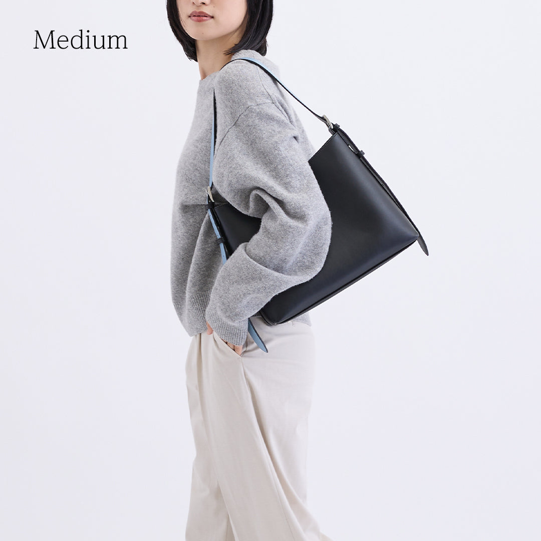 2wayバイカラーショルダーバッグ ブラック ミディアム着用