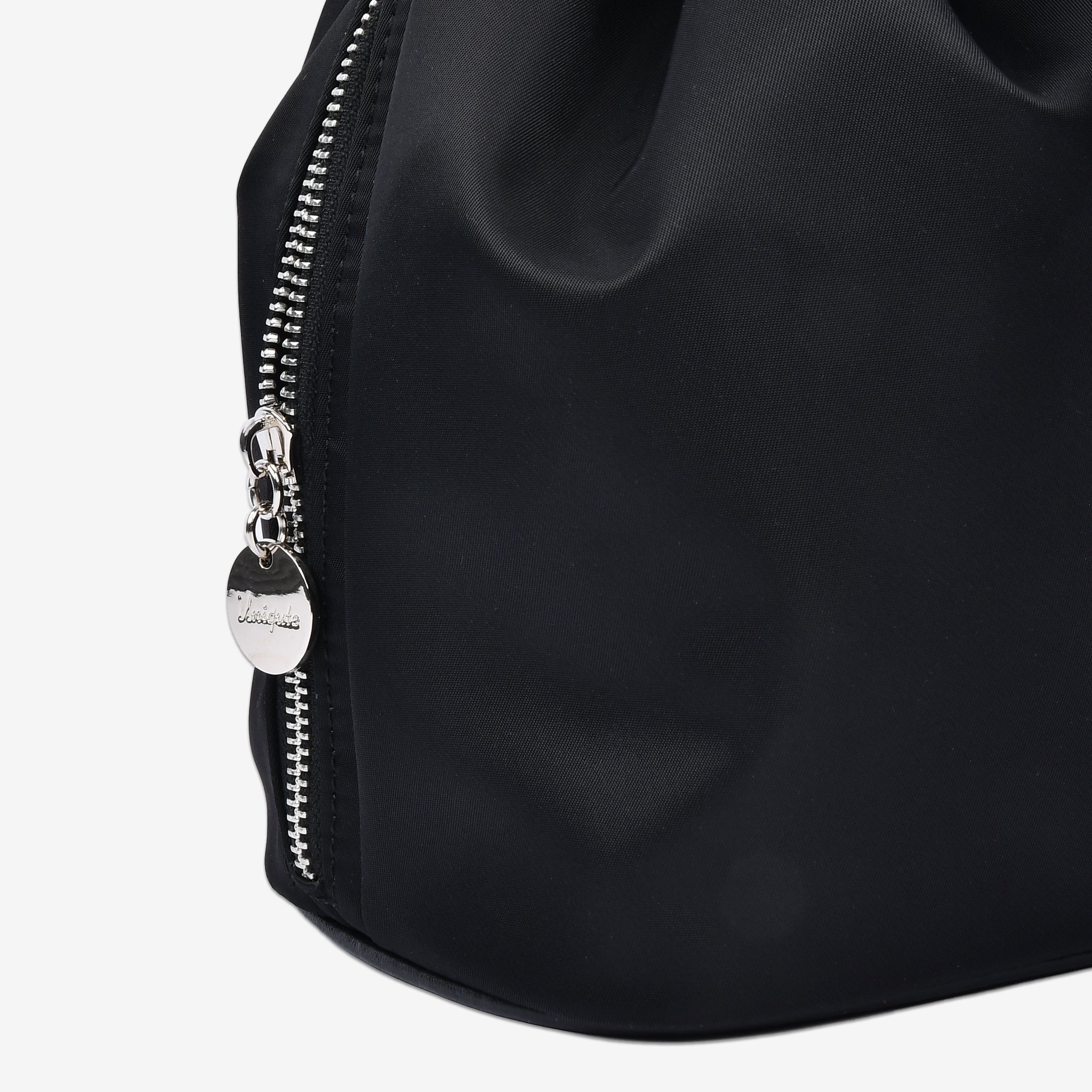 黒ナイロン巾着バッグ ジップとロゴチャームの接写