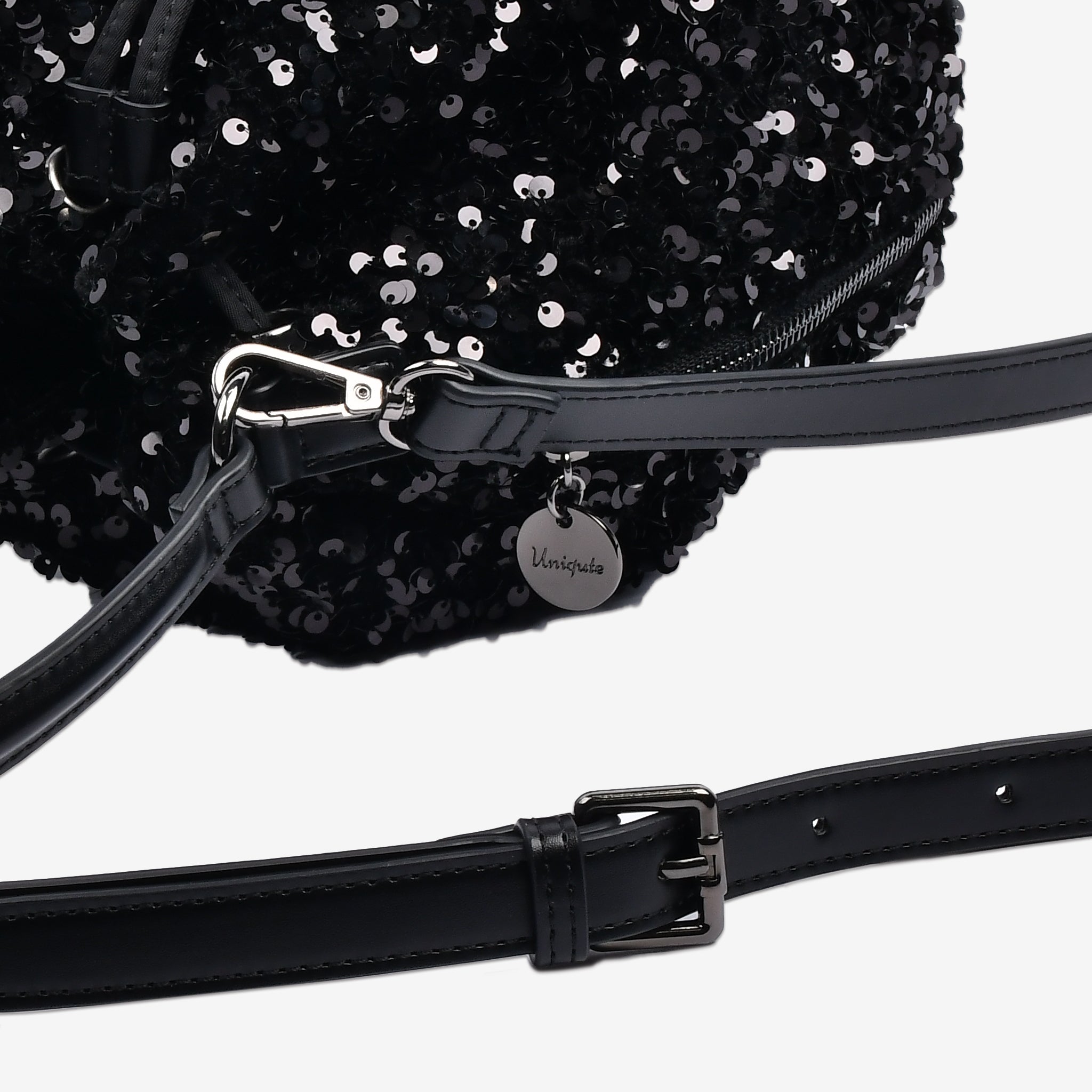 黒スパンコール巾着バッグ 金具とロゴチャームのディテール