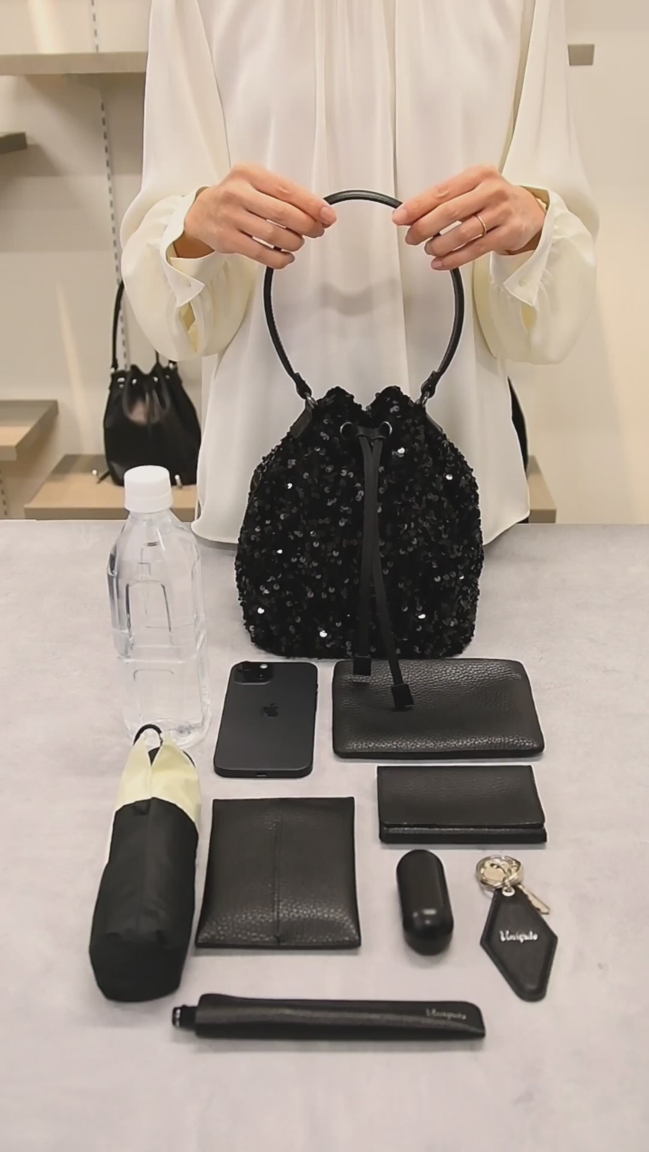 黒スパンコール巾着バッグと収納できるアイテム一覧