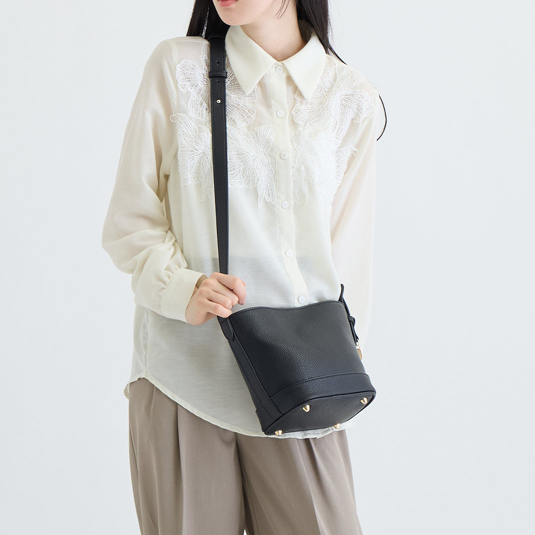 ブラックレザーバケットバッグ斜めがけ着用