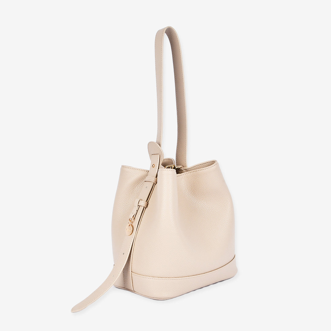 ホワイトレザーバケットバッグ