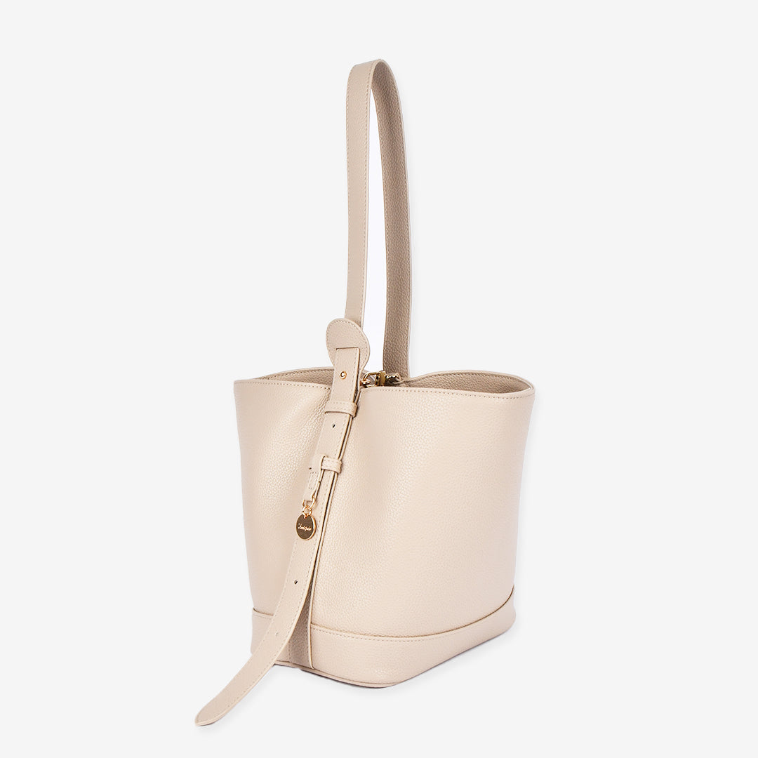 ホワイトレザーバケットバッグ