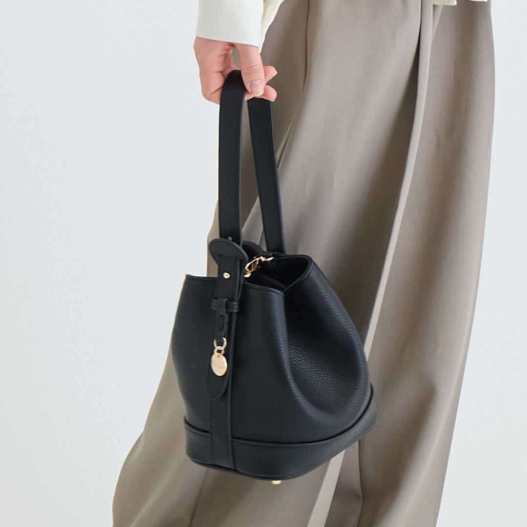 ブラックレザーバケットバッグ　ハンドバッグ