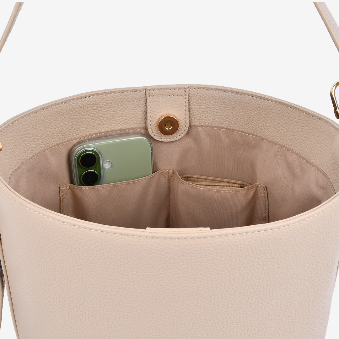 ホワイトレザーバケットバッグ　内装ポケット