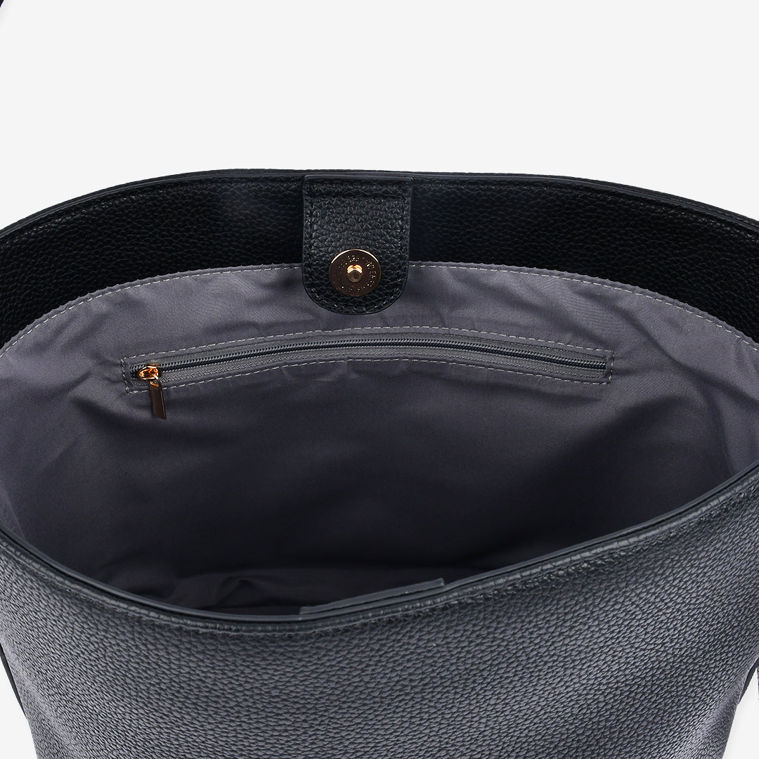 ブラックレザーバケットバッグ　内装ファスナーポケット