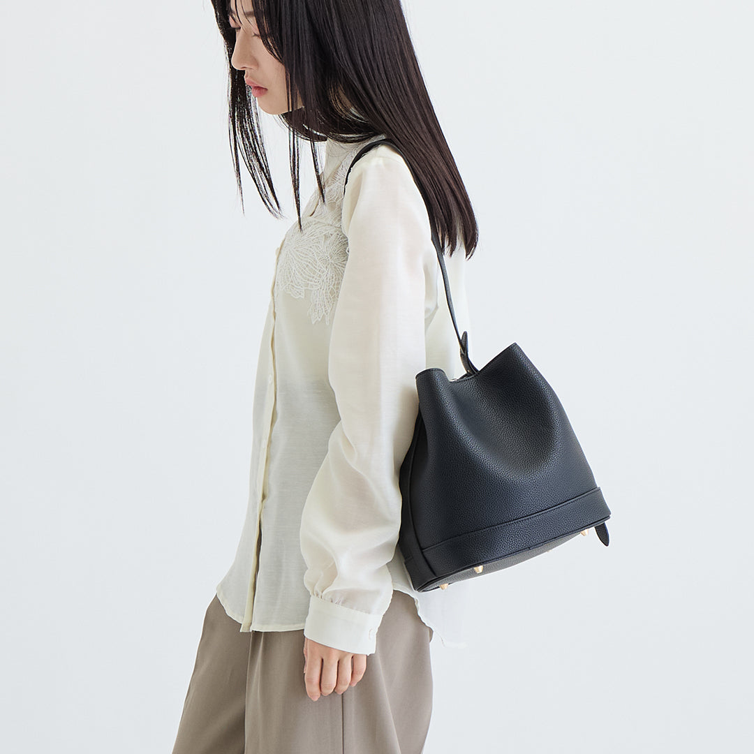 ブラックレザーバケットバッグ肩掛け着用横