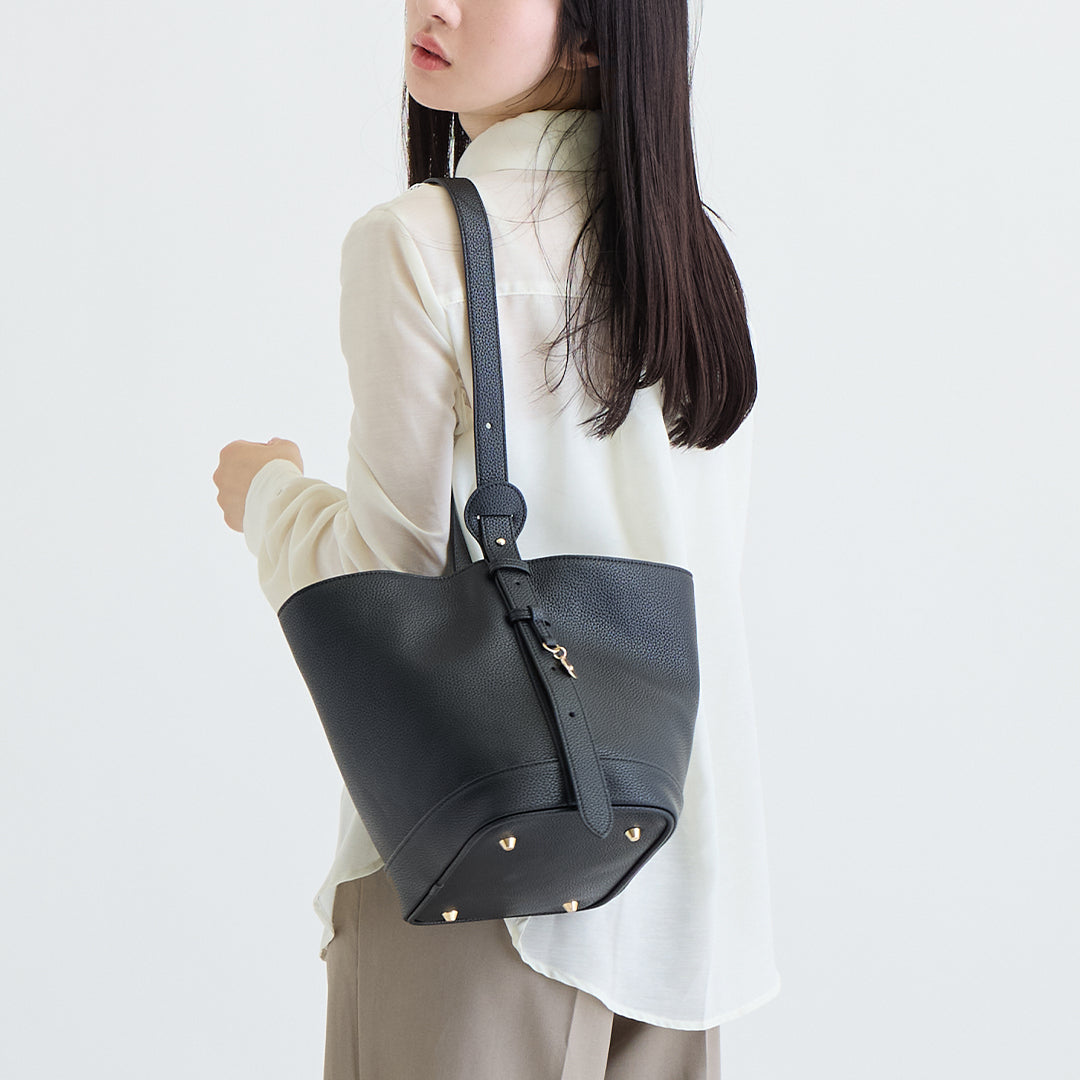 ブラックレザーバケットバッグ肩掛け着用後ろ