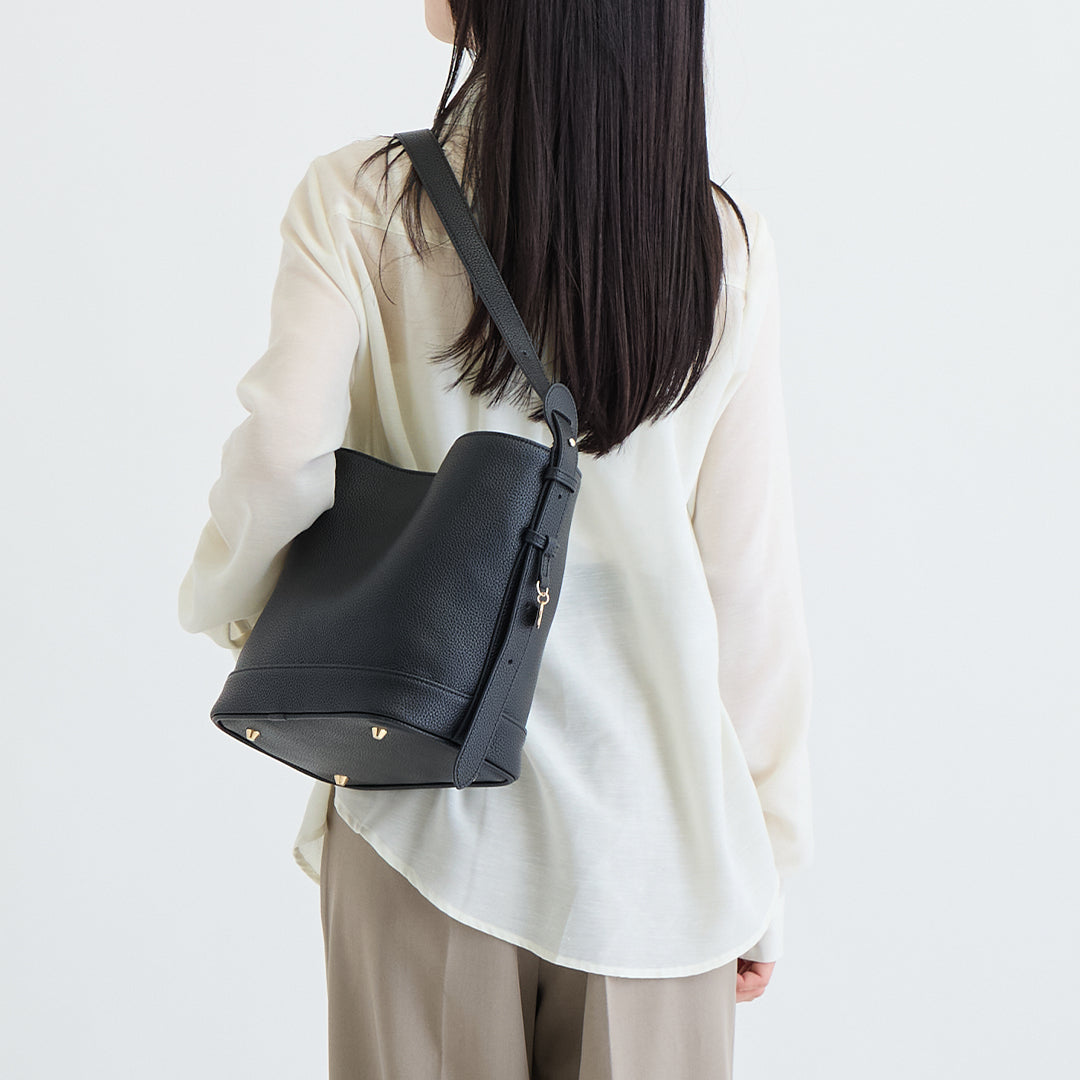 ブラックレザーバケットバッグ肩掛け着用後ろ