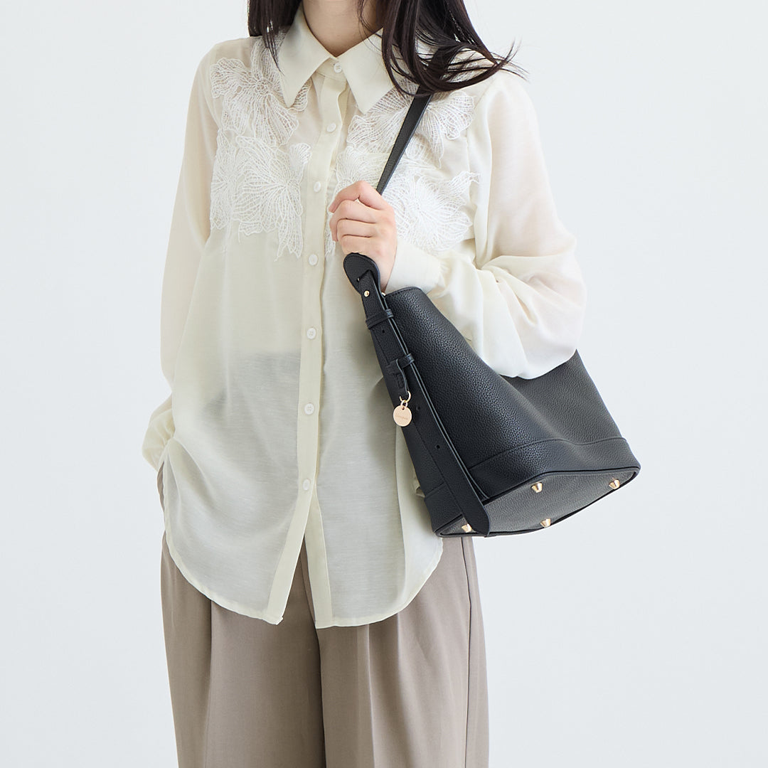 ブラックレザーバケットバッグ肩掛け着用