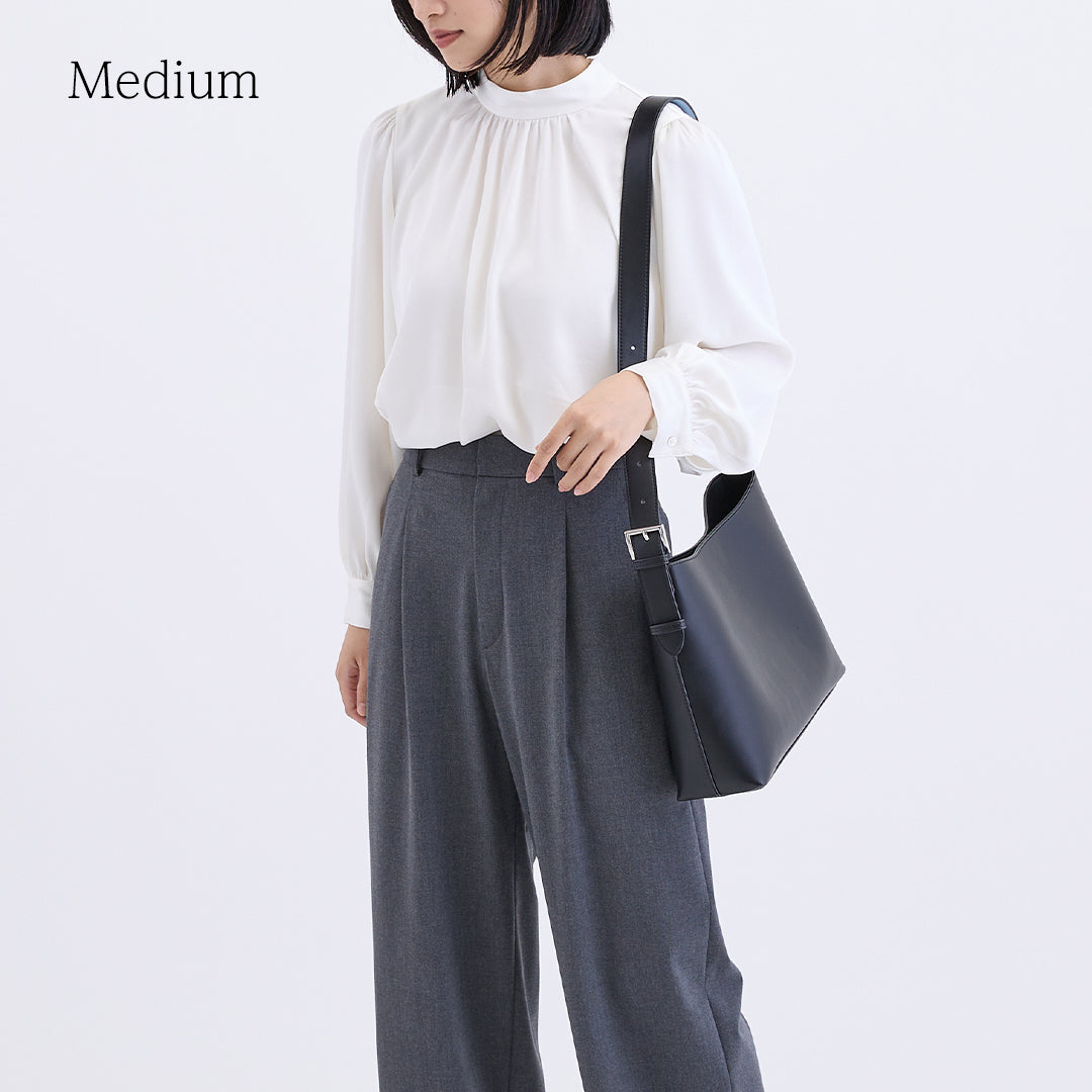 2wayバイカラーショルダーバッグ ブラック　ミディアム着用