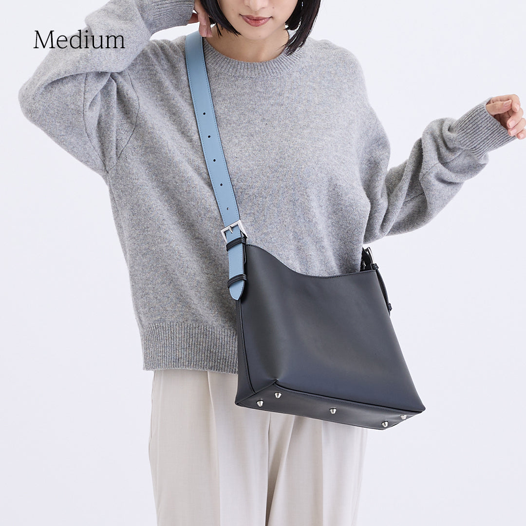 2wayバイカラーショルダーバッグ ブラック　Mサイズ斜めがけ着用